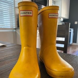Yellow hunter rain boots, toddler size 9